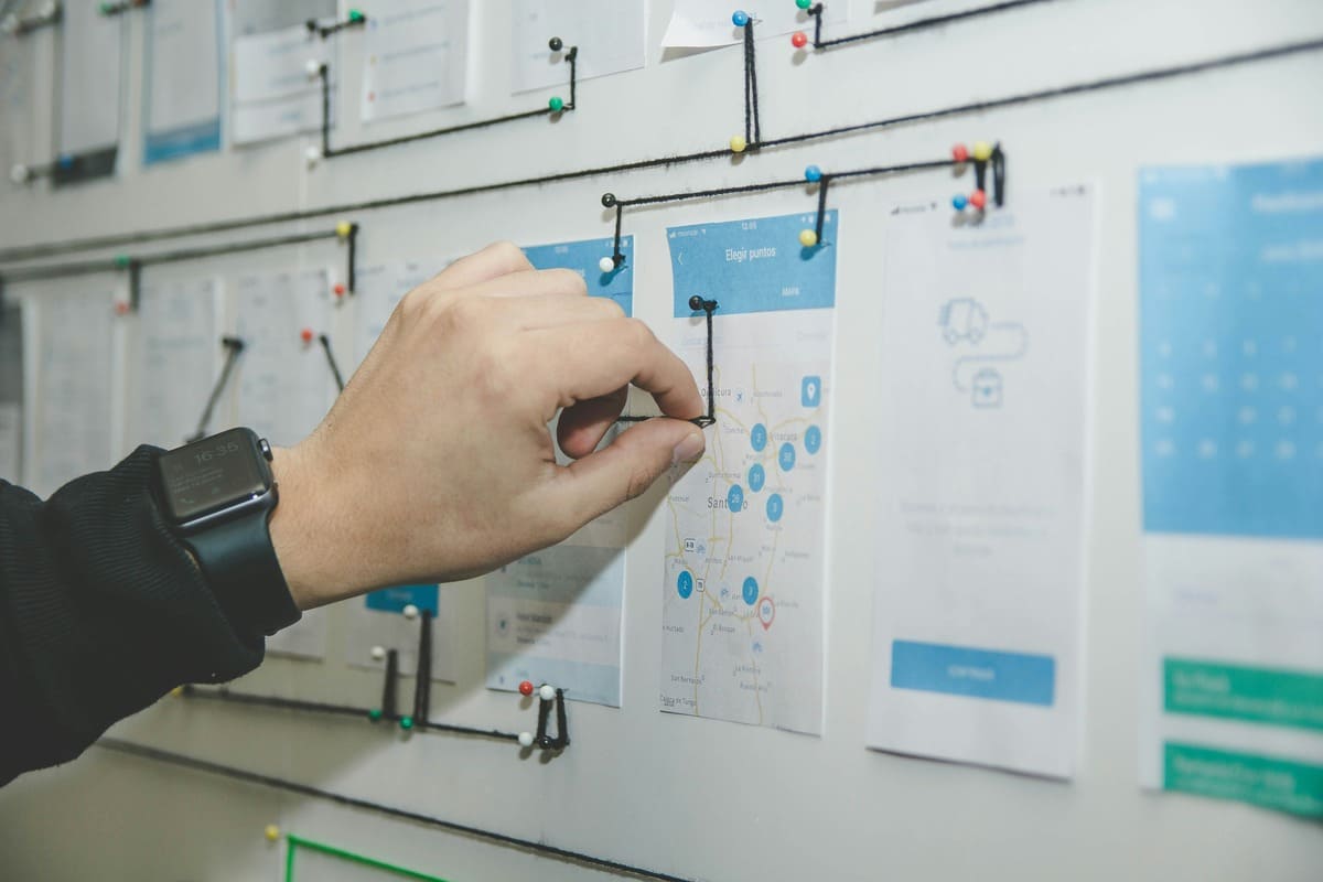 Infografica colorata e dettagliata che illustra i passaggi chiave per diventare un designer UX/UI. I punti includono l'apprendimento dei principi fondamentali del design UX/UI, lo sviluppo di un senso estetico attraverso l'analisi critica di siti web e app, l'investimento in software di design professionale come Figma, Sketch e Adobe XD, la creazione di un portfolio di lavori che dimostri competenze e creatività, la ricerca di feedback costruttivo per il miglioramento continuo e l'acquisizione di esperienza lavorativa pratica. Ogni passaggio è rappresentato da icone suggestive e collegato da una linea curva per guidare visivamente l'utente attraverso il percorso di carriera, sottolineando l'importanza dell'iterazione e dell'apprendimento continuo nel campo del design UX/UI.