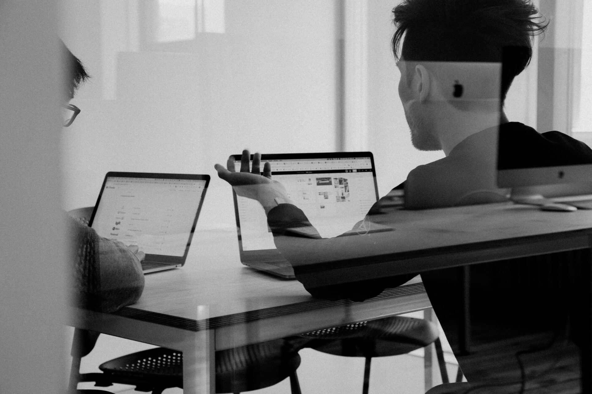Copertina dell'articolo che illustra il tema del design UI/UX, mostrando elementi di interfaccia digitale, wireframe, e strumenti di design come Figma e Adobe XD. Include un percorso che simboleggia il passaggio dall'apprendimento degli strumenti alla maestria nel design UI/UX, con il titolo dell'articolo "Imparare Figma Non Ti Rende Un Designer UI/UX" e la sua traduzione in inglese "Learning Figma Does Not Make You A UI/UX Designer" in tipografia moderna.