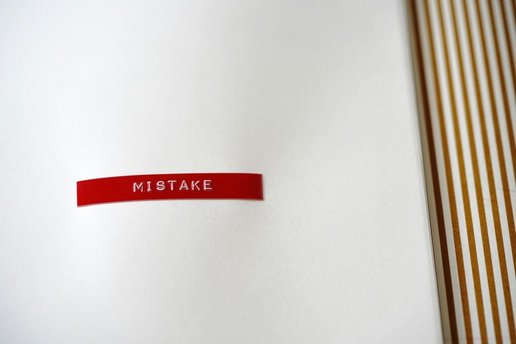 Immagine decorativa con la parola 'Mistakes' in evidenza