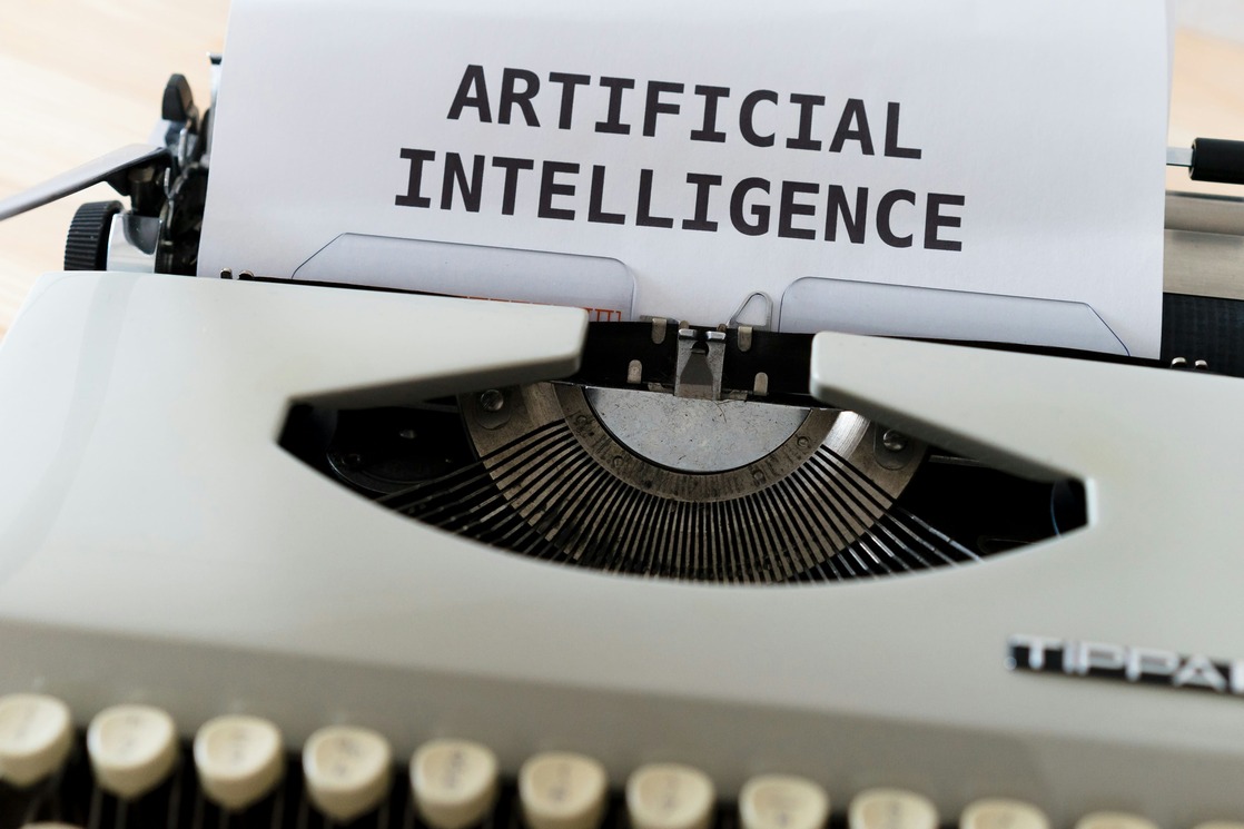 Un designer UX lavora su un'interfaccia digitale sul suo computer, utilizzando strumenti avanzati di intelligenza artificiale per ottimizzare l'esperienza utente. L'immagine mostra anche elementi grafici rappresentativi dell'IA, come reti neurali e icone di automazione, che si integrano nel flusso di lavoro del design. L'ambiente di lavoro è moderno e tecnologicamente avanzato, sottolineando la fusione tra creatività umana e innovazione tecnologica nel campo dell'UX design.